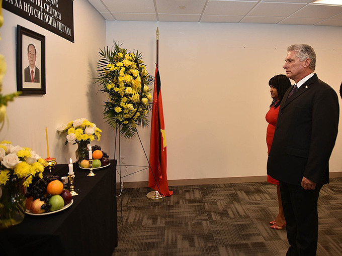 Hôm qua, Chủ tịch Cuba Miguel Diaz-Canel đã đến phái đoàn thường trực của Việt Nam tại Liên Hợp Quốc, New York, Mỹ để viếng Chủ tịch nước Trần Đại Quang. Chủ tịch nước từ trần ngày 21/9 tại Bệnh viện Trung ương Quân đội 108 sau thời gian chống chọi với bệnh hiểm nghèo. Ảnh: Twitter Hôm qua, Chủ tịch Cuba Miguel Diaz-Canel đã đến phái đoàn thường trực của Việt Nam tại Liên Hợp Quốc, New York, Mỹ để viếng Chủ tịch nước Trần Đại Quang. Chủ tịch nước từ trần ngày 21/9 tại Bệnh viện Trung ương Quân đội 108 sau thời gian chống chọi với bệnh hiểm nghèo. Ảnh: Twitter