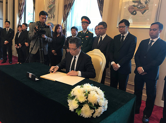 Đại sứ Việt Nam tại Trung Quốc Đặng Minh Khôi đã đọc điếu văn và ghi sổ tang bày tỏ sự tiếc thương đối với Chủ tịch nước Trần Đại Quang, nhấn mạnh những đóng góp của ông trong suốt quá trình hoạt động và công tác, đặc biệt là đối với quan hệ Việt - Trung. Ảnh: Hà Thắng Đại sứ Việt Nam tại Trung Quốc Đặng Minh Khôi đã đọc điếu văn và ghi sổ tang bày tỏ sự tiếc thương đối với Chủ tịch nước Trần Đại Quang, nhấn mạnh những đóng góp của ông trong suốt quá trình hoạt động và công tác, đặc biệt là đối với quan hệ Việt - Trung. Ảnh: Hà Thắng