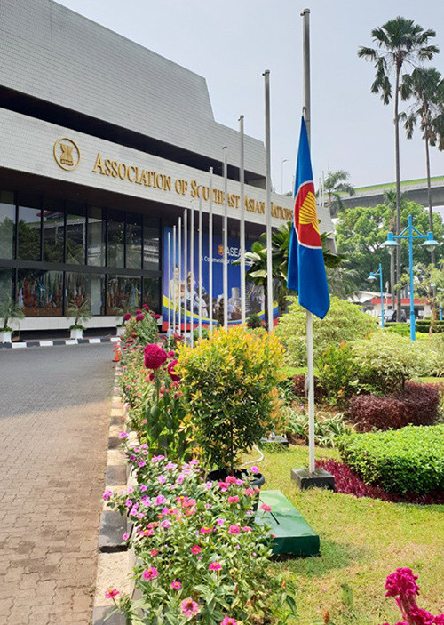 Ban thư ký ASEAN tại Jakarta, Indonesia treo cờ rủ ngày 25-27/9. Trước đó, thay mặt lãnh đạo các nước trong hiệp hội, nước chủ tịch ASEAN Singapore đã gửi điện chia buồn của ASEAN, trong đó bày tỏ sự kính trọng và đề cao những đóng góp của Chủ tịch nước Trần Đại Quang cho Cộng đồng ASEAN và hợp tác trong khu vực. Lễ viếng và mở sổ tang Chủ tịch nước Trần Đại Quang tại Đại sứ quán Việt Nam ở Jakarta diễn ra trong hai ngày 26- 27/9. Ảnh: Vietnam+ Ban thư ký ASEAN tại Jakarta, Indonesia treo cờ rủ ngày 25-27/9. Trước đó, thay mặt lãnh đạo các nước trong hiệp hội, nước chủ tịch ASEAN Singapore đã gửi điện chia buồn của ASEAN, trong đó bày tỏ sự kính trọng và đề cao những đóng góp của Chủ tịch nước Trần Đại Quang cho Cộng đồng ASEAN và hợp tác trong khu vực. Lễ viếng và mở sổ tang Chủ tịch nước Trần Đại Quang tại Đại sứ quán Việt Nam ở Jakarta diễn ra trong hai ngày 26- 27/9. Ảnh: Vietnam+