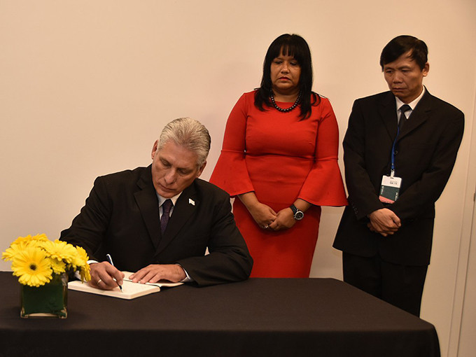 Ông Miguel DiazCanel gửi lời chia buồn đến nhân dân và chính phủ Việt Nam trước sự ra đi của Chủ tịch nước trong sổ tang. Ảnh: Twitter Ông Miguel DiazCanel gửi lời chia buồn đến nhân dân và chính phủ Việt Nam trước sự ra đi của Chủ tịch nước trong sổ tang. Ảnh: Twitter