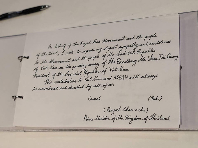 "Những đóng góp của Ngài với Việt Nam và ASEAN sẽ luôn được tất cả chúng ta ghi nhớ và trân trọng", ông viết trong sổ tang. Ông Prayuth Chan-o-cha trước đó cũng đã gửi điện chia buồn tới Thủ tướng Nguyễn Xuân Phúc, nhấn mạnh tầm nhìn của Chủ tịch nước Trần Đại Quang về hợp tác vì một khu vực ổn định và thịnh vượng tại Hội nghị Cấp cao APEC 2017 là di sản quan trọng đối với Việt Nam và các nước trong khu vực. Ảnh: ĐSQ Việt Nam tại Thái Lan "Những đóng góp của Ngài với Việt Nam và ASEAN sẽ luôn được tất cả chúng ta ghi nhớ và trân trọng", ông viết trong sổ tang. Ông Prayuth Chan-o-cha trước đó cũng đã gửi điện chia buồn tới Thủ tướng Nguyễn Xuân Phúc, nhấn mạnh tầm nhìn của Chủ tịch nước Trần Đại Quang về hợp tác vì một khu vực ổn định và thịnh vượng tại Hội nghị Cấp cao APEC 2017 là di sản quan trọng đối với Việt Nam và các nước trong khu vực. Ảnh: ĐSQ Việt Nam tại Thái Lan