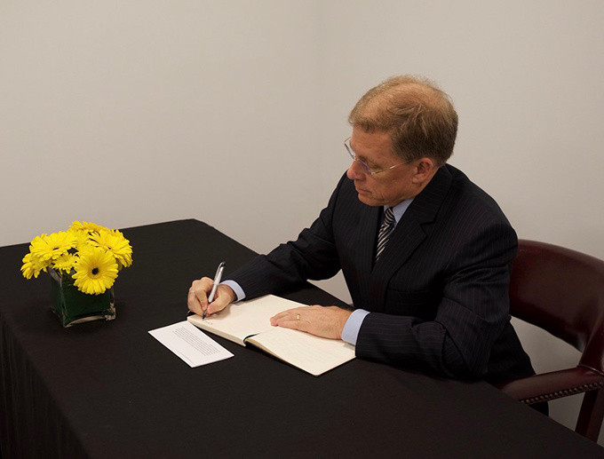 Ông Murphy khẳng định Chủ tịch Trần Đại Quang là người ủng hộ mạnh mẽ cho quan hệ Việt - Mỹ. "Chúng tôi trân trọng di sản mà Ngài để lại và xin chia sẻ sự mất mát cùng nhân dân Việt Nam", ông Murphy cho hay. Ảnh: Twitter Ông Murphy khẳng định Chủ tịch Trần Đại Quang là người ủng hộ mạnh mẽ cho quan hệ Việt - Mỹ. "Chúng tôi trân trọng di sản mà Ngài để lại và xin chia sẻ sự mất mát cùng nhân dân Việt Nam", ông Murphy cho hay. Ảnh: Twitter