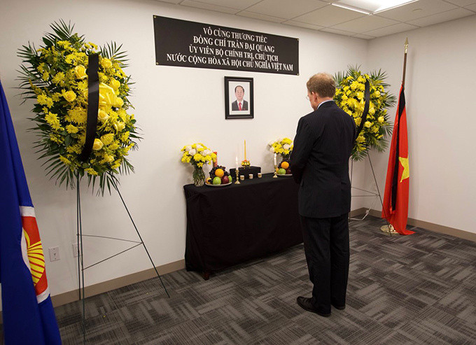 Ông WPatrick Murphy, phó trợ lý Ngoại trưởng Mỹ về Đông Nam Á, bày tỏ lòng tiếc thương người đứng đầu nhà nước Việt Nam tại phái đoàn thường trực Việt Nam ở Liên Hợp Quốc, New York hôm 24/9. Ảnh: Twitter Ông WPatrick Murphy, phó trợ lý Ngoại trưởng Mỹ về Đông Nam Á, bày tỏ lòng tiếc thương người đứng đầu nhà nước Việt Nam tại phái đoàn thường trực Việt Nam ở Liên Hợp Quốc, New York hôm 24/9. Ảnh: Twitter