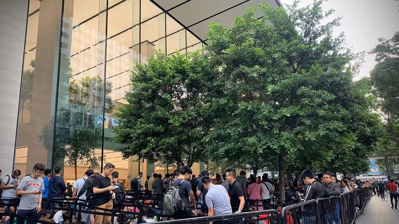 Hàng dài người chờ mua iPhone Xs trước cửa Apple Store tại Singapore. Ảnh: CNET
