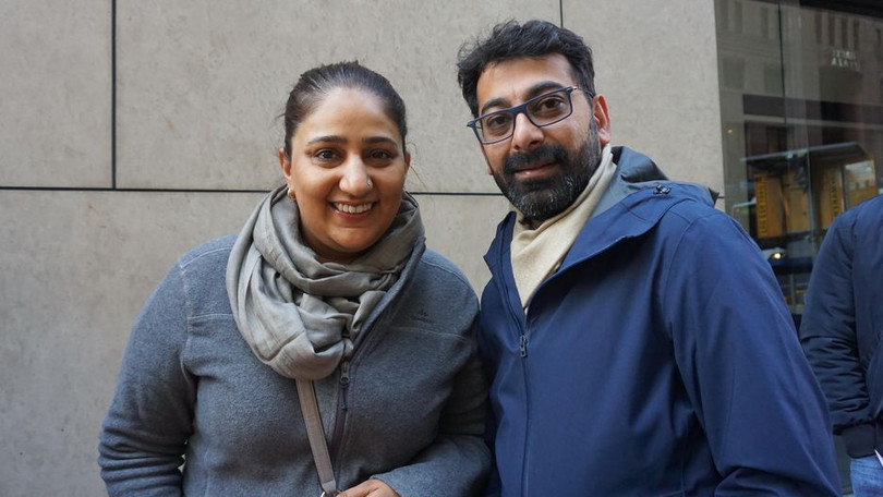 Namrata Singh, nữ phi công Ấn Độ tới xếp hàng mua iPhone Xs tại Sydney, Australia. Ảnh: CNET