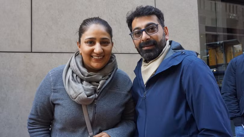 Namrata Singh, nữ phi công Ấn Độ tới xếp hàng mua iPhone Xs tại Sydney, Australia. Ảnh: CNET