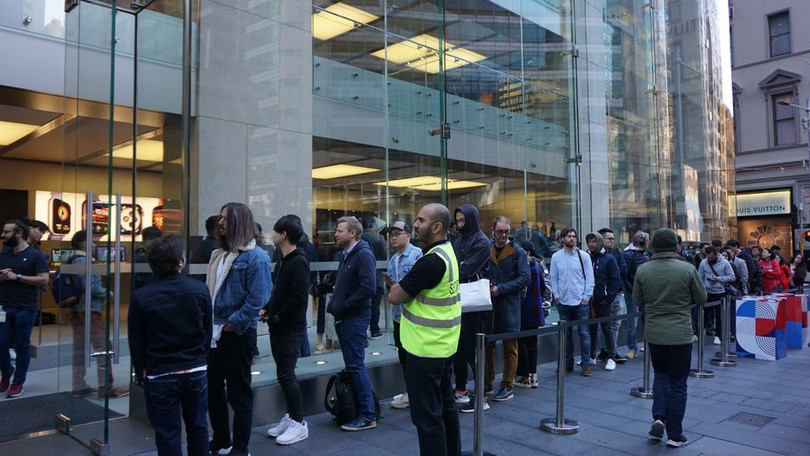 Mặc dù không đông bằng năm ngoái, nhưng iPhone Xs vẫn thu hút được số lượng đông đảo người xếp hàng chờ mua tại Australia. Ảnh: CNET