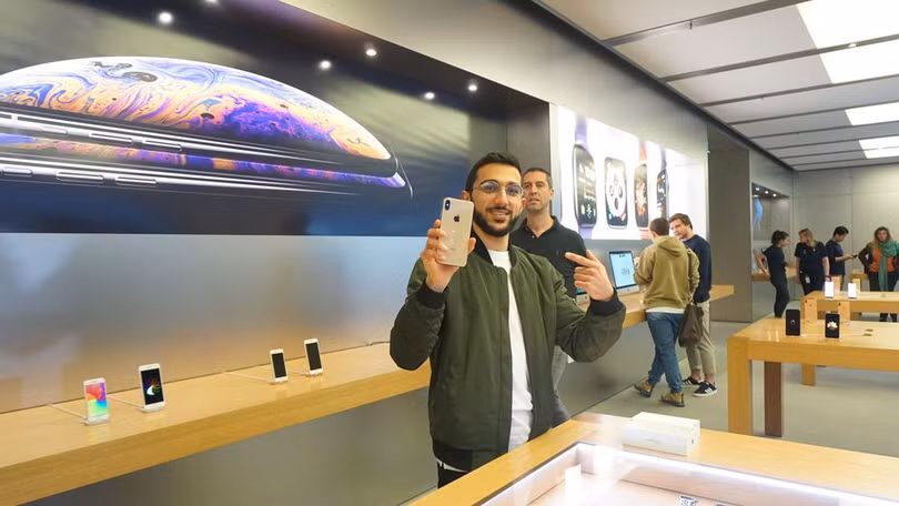 Anh cho biết đã mua cả 3 sản phẩm mới nhất của Apple là iPhone Xs, iPhone Xs Max và Apple Watch Series 4. Ảnh: CNET