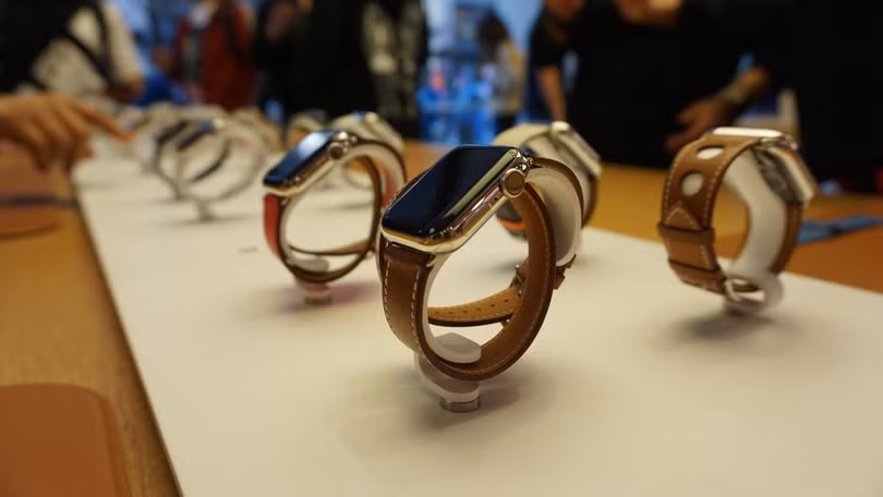 Apple Watch Series 4 đẹp lung linh trên kệ. Ảnh: CNET
