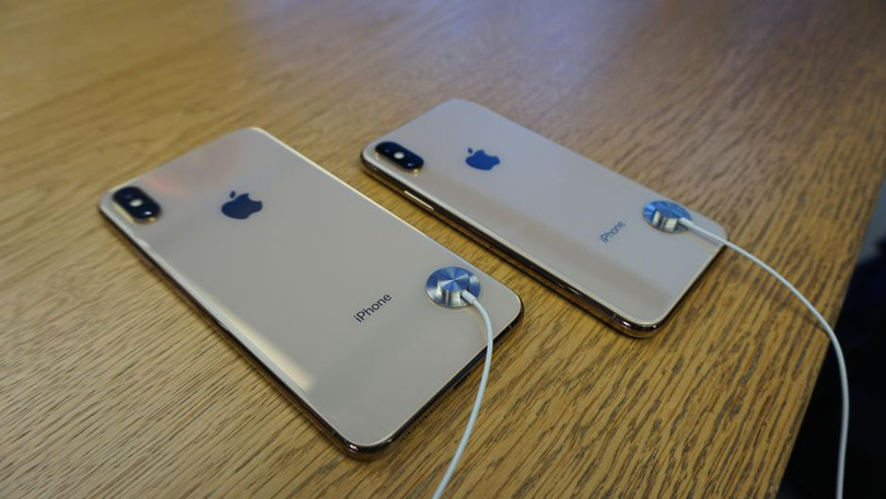 Mặt lưng của iPhone Xs và iPhone Xs Max. Ảnh: CNET
