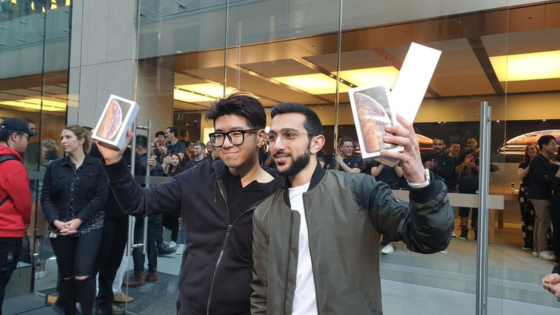 Niềm hân hoan của Teddy Lee và Mazen Kourouche, 2 người đầu tiên may mắn được sở hữu iPhone Xs. Ảnh: CNET