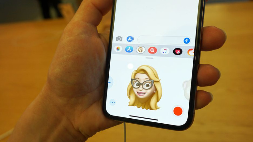 Người dùng háo hức thử nghiệm Memoji trên iPhone Xs. Ảnh: CNET