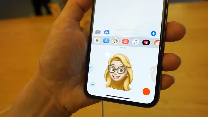 Người dùng háo hức thử nghiệm Memoji trên iPhone Xs. Ảnh: CNET