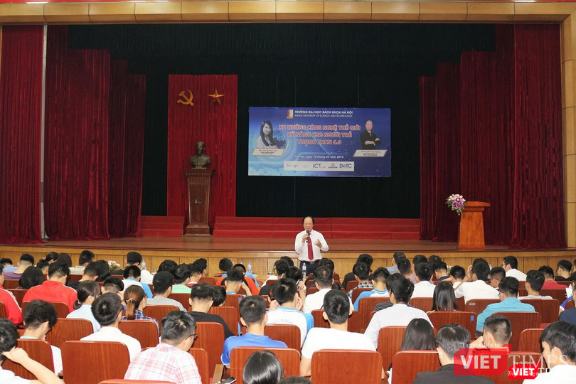 Techtalk với sự tham dự của hàng trăm sinh viên trường Đại học Quốc gia Hà Nội. Techtalk với sự tham dự của hàng trăm sinh viên trường Đại học Quốc gia Hà Nội.