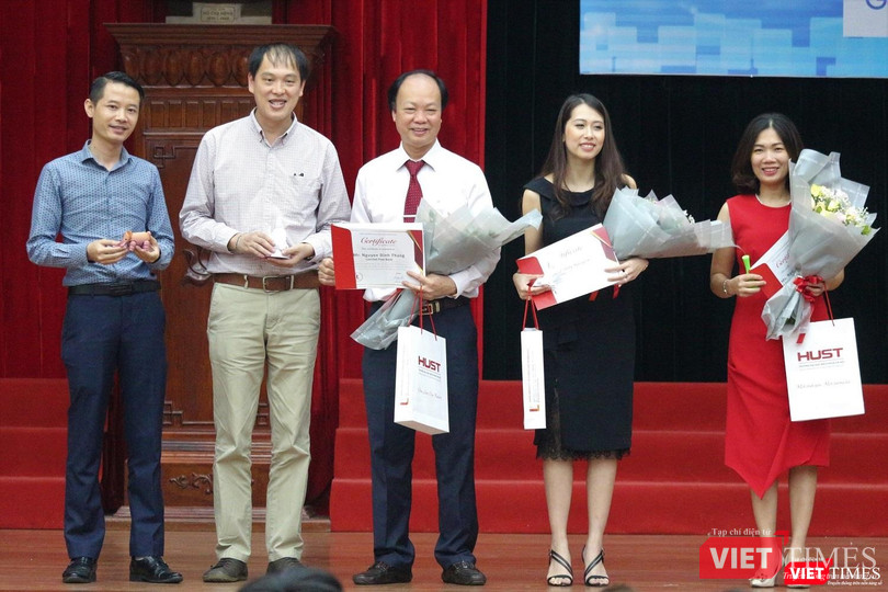 Ông Nguyễn Đình Thắng cùng các diễn giả chụp ảnh lưu niệm với ban tổ chức. Ông Nguyễn Đình Thắng cùng các diễn giả chụp ảnh lưu niệm với ban tổ chức.