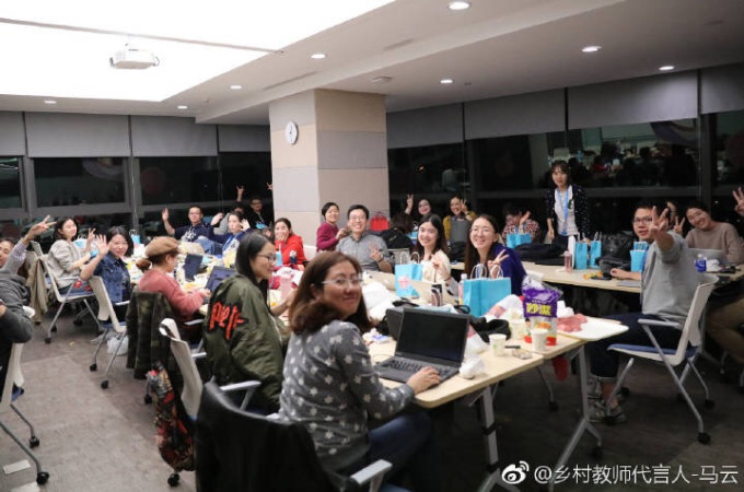 Văn hóa làm việc trong ngành công nghệ thông tin Trung Quốc bị tờ Bưu điện Hoa Nam Buổi sáng mô tả là "Không ngủ, không sex, không có gì ngoài công việc". Ảnh: Weibo