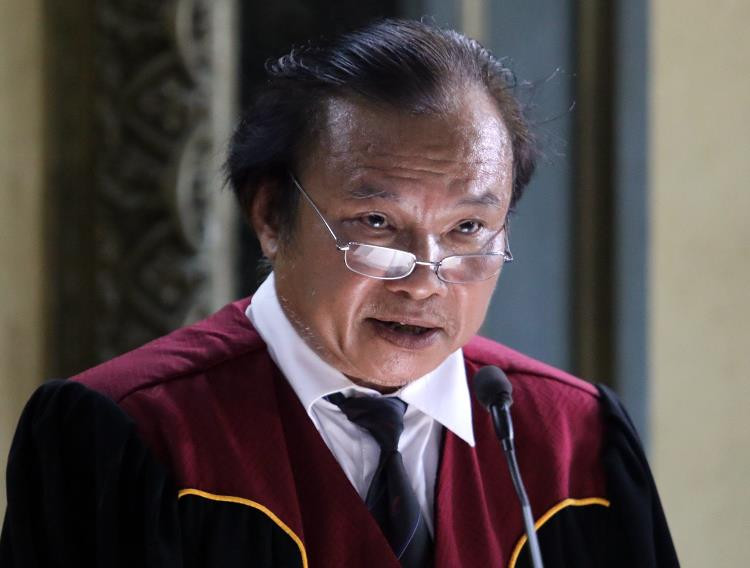 Chủ tọa phiên tòa dành nhiều thời gian để tóm tắt nội dung bản án trước khi công bố phán quyết (Ảnh: VNExpress) Chủ tọa phiên tòa dành nhiều thời gian để tóm tắt nội dung bản án trước khi công bố phán quyết (Ảnh: VNExpress)