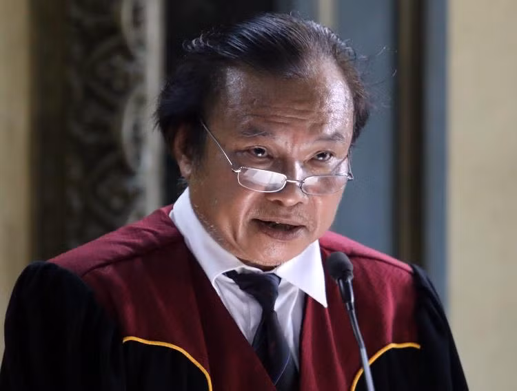 Chủ tọa phiên tòa dành nhiều thời gian để tóm tắt nội dung bản án trước khi công bố phán quyết (Ảnh: VNExpress)