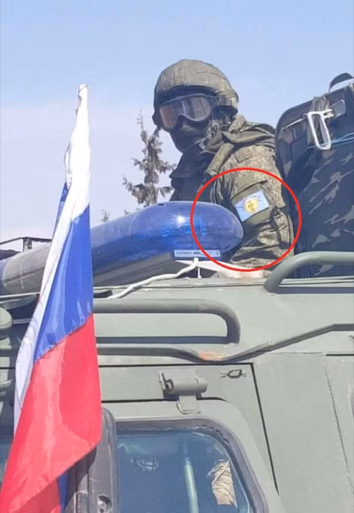 Binh sĩ Nga với phù hiệu của Hội đồng quân sự Manbij. Ảnh: South Front.