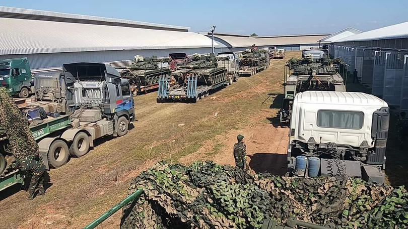 Các xe đặc chủng chuẩn bị đưa xe sang Lào. Ảnh: tài khoản Twitter @PhetDelta.