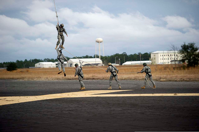 Nhóm đặc nhiệm đổ bộ đường không số 7 (Special Forces Group (Airborne)) cơ động vận chuyển bằng trực thăng hạng nặng CH-47 Chinook. Ảnh The Drive