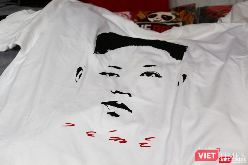 Một mẫu áo in hình Chủ tịch Triều Tiên Kim Jong Un do ông Trương Thanh Đức tự thiết kế.