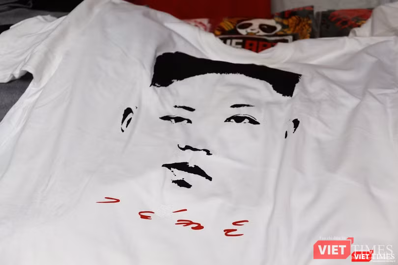 Một mẫu áo in hình Chủ tịch Triều Tiên Kim Jong Un do ông Trương Thanh Đức tự thiết kế.