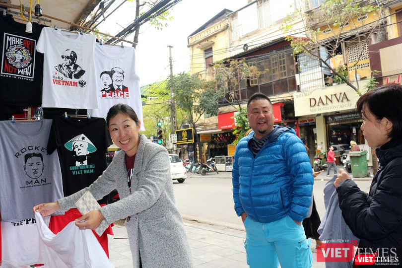 Rất nhiều vị khách nước ngoài tỏ ra hứng thú với những mẫu áo phông tại đây.