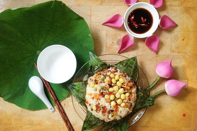 Cơm nếp và tôm hấp trong lá sen. Ảnh minh họa: Cooky Cơm nếp và tôm hấp trong lá sen. Ảnh minh họa: Cooky