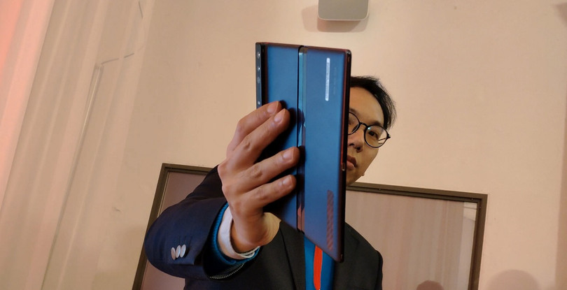 Mặt lưng máy khi mở ra. Ảnh: xda-developers