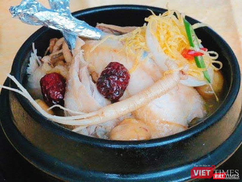 Gà tần sâm đặc trưng của Triều Tiên. Thành phần bao gồm gà, hạt dẻ, táo tầu, một củ sâm nhỏ và gạo nếp. Gà tần sâm đặc trưng của Triều Tiên. Thành phần bao gồm gà, hạt dẻ, táo tầu, một củ sâm nhỏ và gạo nếp.