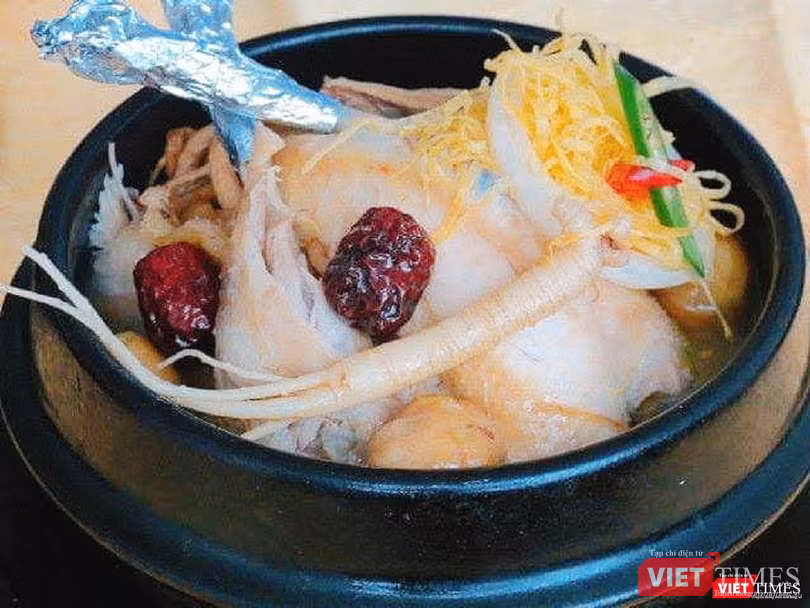 Gà tần sâm đặc trưng của Triều Tiên. Thành phần bao gồm gà, hạt dẻ, táo tầu, một củ sâm nhỏ và gạo nếp.