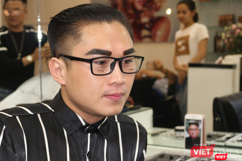 Nam ca sĩ Du Thiên cũng tham gia chương trình cắt tóc miễn phí tại đây.