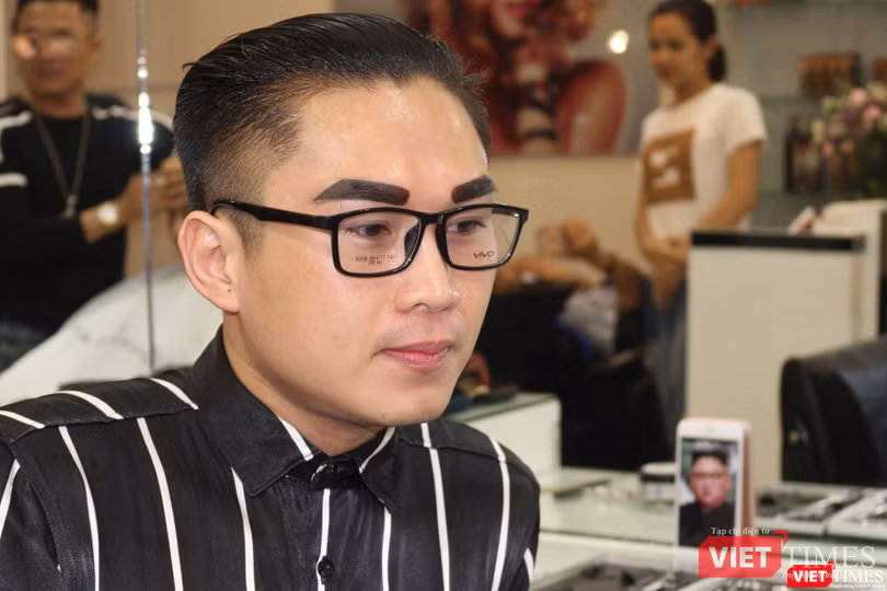 Nam ca sĩ Du Thiên cũng tham gia chương trình cắt tóc miễn phí tại đây. Nam ca sĩ Du Thiên cũng tham gia chương trình cắt tóc miễn phí tại đây.