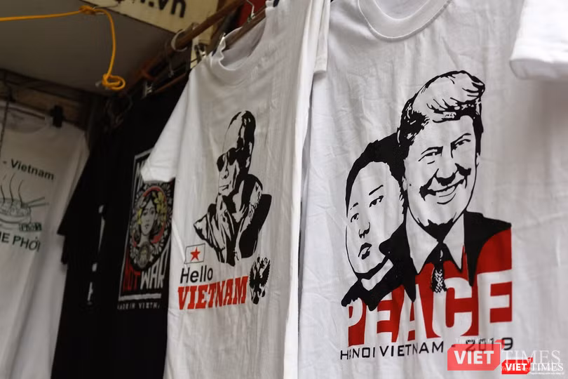 Một mẫu áo của ông Đức nhắn gửi thông điệp vô cùng ý nghĩa: "Chúng ta tạo nên hòa bình, không phải là chiến tranh".