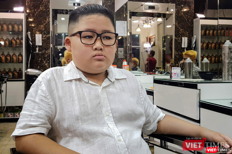 Tô Gia Huy, 9 tuổi: “Cắt xong kiểu đầu này, con rất vui vì trông giống Chủ tịch Triều Tiên Kim Jong Un”. Cậu bé tự tin giải thích: “Tại vi trong lớp không ai béo giống con”.