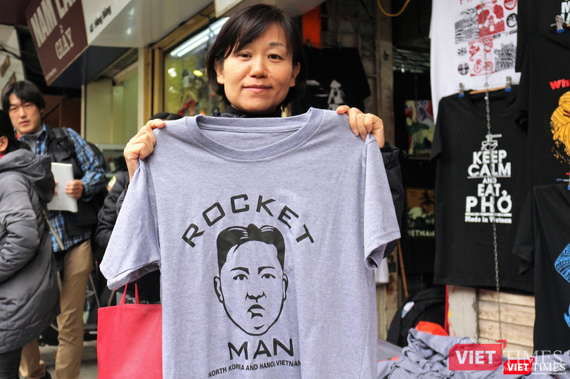 Bà Noriko (Nhật Bản) rất thích những chiếc áo in hình ông Kim Jong Un