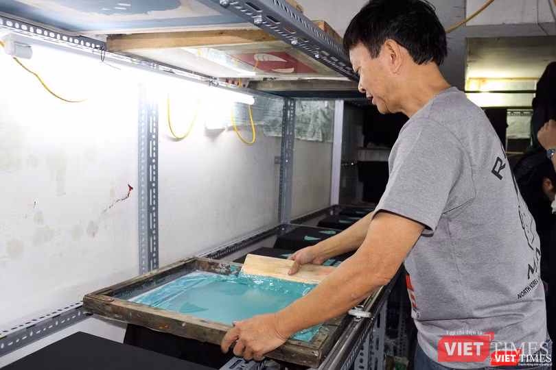 Căn phòng nhỏ chỉ đủ kê 2 dàn in là nơi những chiếc áo in hình Tổng thống Mỹ Donald Trump và Chủ tịch Triều Tiên Kim Jong Un được sản xuất.