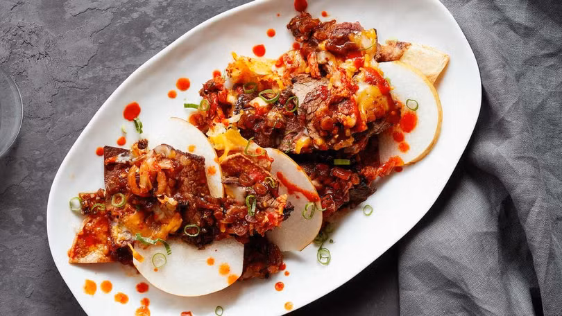 Bít-tết thăn bò và kimchi lê. Ảnh minh họa: Plate