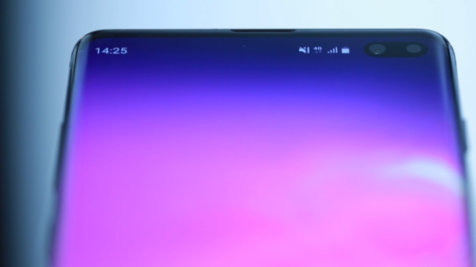 Galaxy S10+. Ảnh: CNBC Galaxy S10+. Ảnh: CNBC