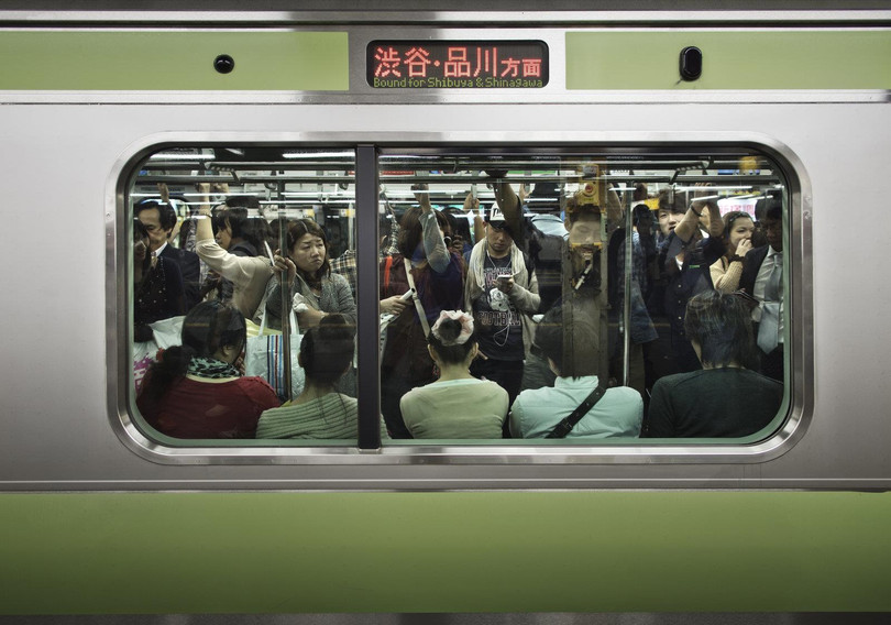 Nơi đông người như tàu điện ngầm là địa điểm hoạt động ưa thích của những kẻ biên thái có sở thích chụp ảnh "up-skirt" tại Nhật Bản. Ảnh: Engadget