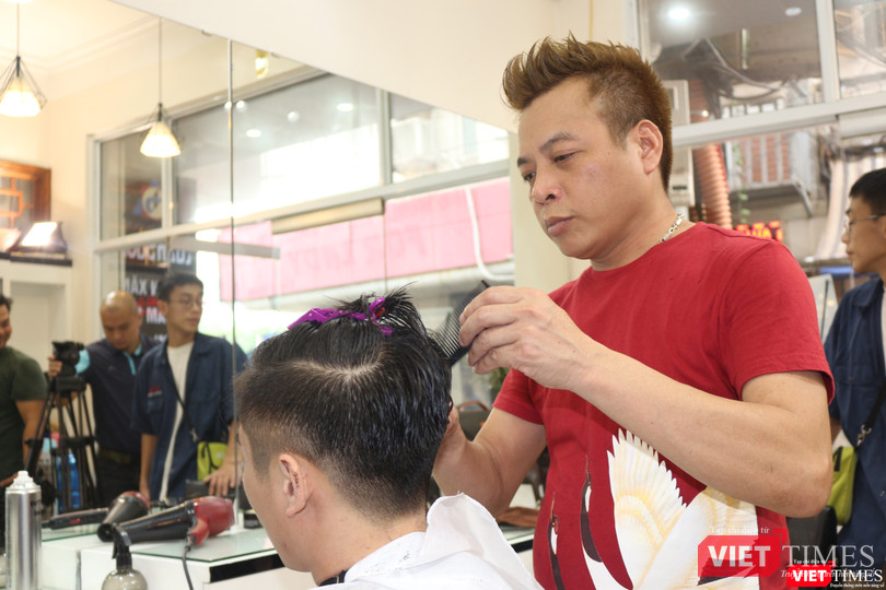 Anh Tuấn Dương chỉ mất khoảng 15-20 phút để hoàn thành kiểu đầu tương tự Chủ tịch Triều Tiên Kim Jong Un.