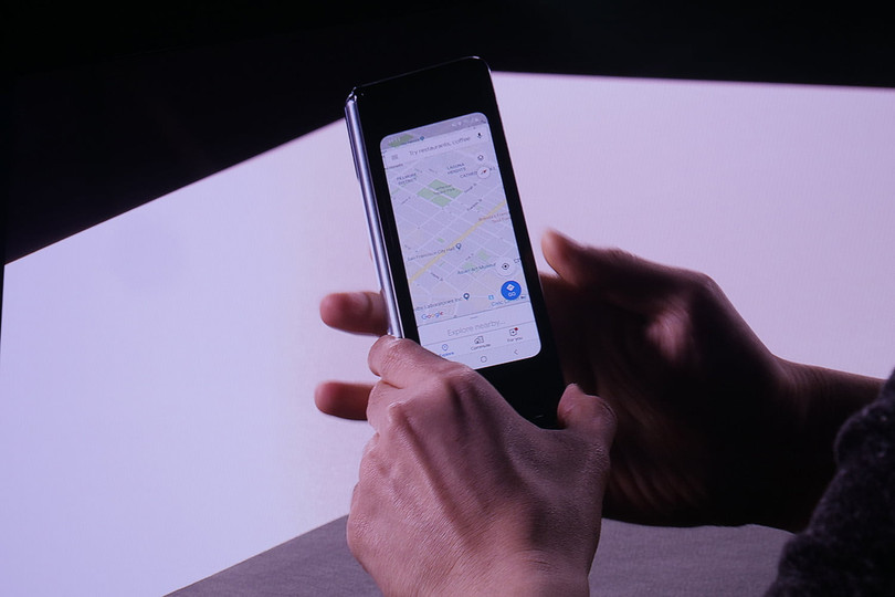 Máy ở chế độ điện thoại, hiển thị nội dung trên màn hình bên ngoài 4,6 inch. Ảnh: DT Máy ở chế độ điện thoại, hiển thị nội dung trên màn hình bên ngoài 4,6 inch. Ảnh: DT