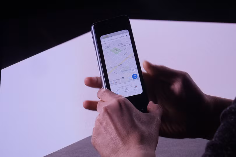 Máy ở chế độ điện thoại, hiển thị nội dung trên màn hình bên ngoài 4,6 inch. Ảnh: DT