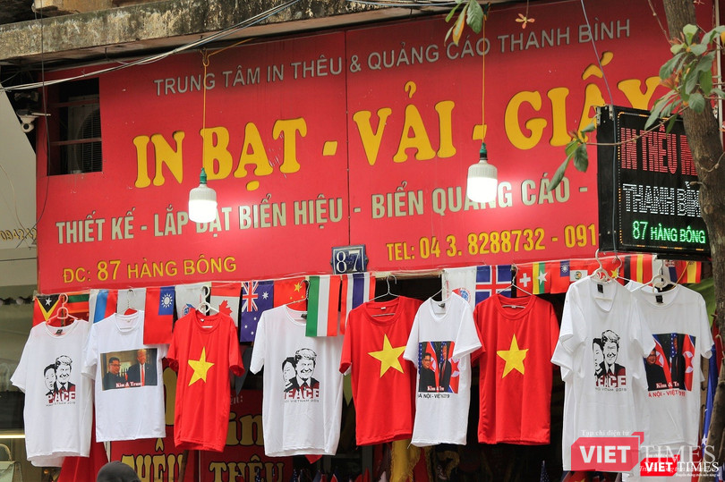 Các cửa hàng khác tại Hà Nội đã bắt đầu kinh doanh những mặt hàng kỷ niệm cho cuộc gặp thượng đỉnh lần thứ 2 giữa 2 nhà lãnh đạo của Mỹ và Triều Tiên.