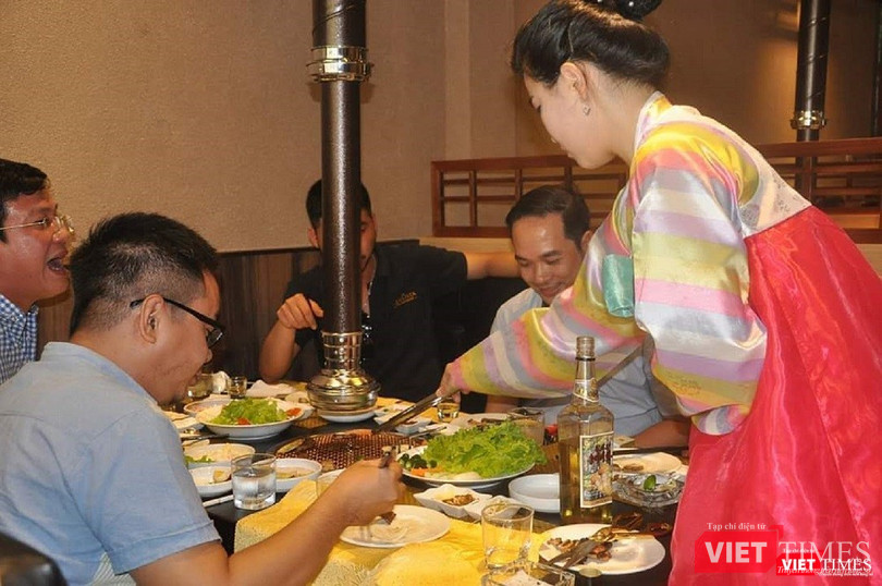 Vào những đêm biểu diễn âm nhạc truyền thống, nhân viên nhà hàng sẽ mặc trang phục chima jeogori để phục vụ thực khách. Vào những đêm biểu diễn âm nhạc truyền thống, nhân viên nhà hàng sẽ mặc trang phục chima jeogori để phục vụ thực khách.