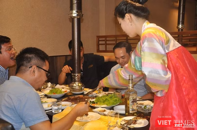 Vào những đêm biểu diễn âm nhạc truyền thống, nhân viên nhà hàng sẽ mặc trang phục chima jeogori để phục vụ thực khách.