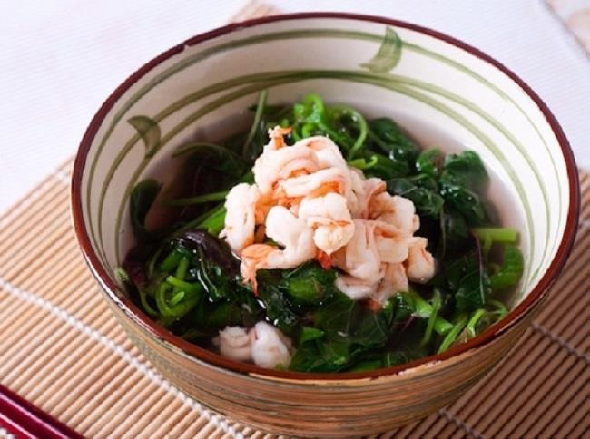 Canh cải bó xôi nấu với thịt cua Hoàng đế. Ảnh minh họa: Cooky Canh cải bó xôi nấu với thịt cua Hoàng đế. Ảnh minh họa: Cooky