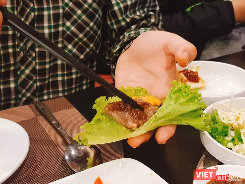 Một nhân viên của nhà hàng giải thích cho chúng tôi rằng Triều Tiên có khí hậu lạnh nên ăn kèm với tỏi xắt lát. Khi cuộn thịt, người Triều Tiên sẽ gắp một chút sốt lên miếng thịt, thay vì chấm thẳng vào đĩa sốt.