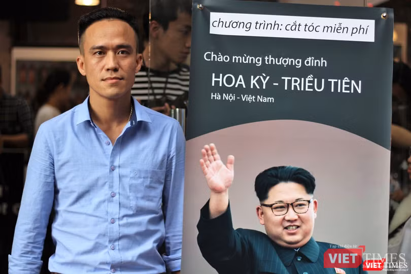 Trần Tuấn Kiên (Hà Nội): "Mình rất yêu hòa bình nên đến cắt tóc. Kiểu tóc của ông Kim làm nhanh và không khó như kiểu của ông Trump. Tôi rất hài hòng khi nhìn thấy sản phẩm cuối cùng thế này". Trần Tuấn Kiên (Hà Nội): "Mình rất yêu hòa bình nên đến cắt tóc. Kiểu tóc của ông Kim làm nhanh và không khó như kiểu của ông Trump. Tôi rất hài hòng khi nhìn thấy sản phẩm cuối cùng thế này".